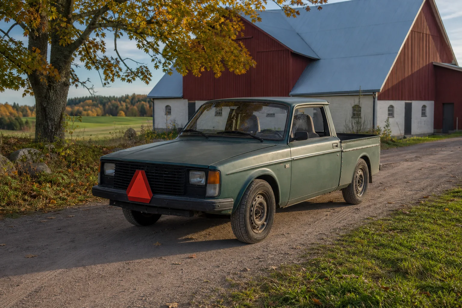 Klassisk EPA-traktor på svensk grusväg en höstdag